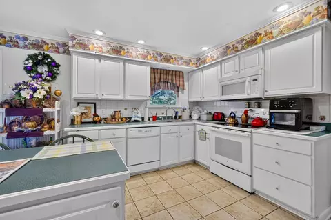 Kitchen - 544 Edgewood Dr, Circleville, OH 43113 photo 4 of 5