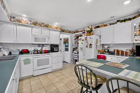 Kitchen - 544 Edgewood Dr, Circleville, OH 43113 photo 1 of 5