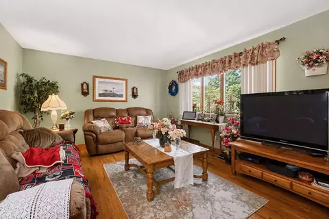 Living - 544 Edgewood Dr, Circleville, OH 43113 photo 2 of 5