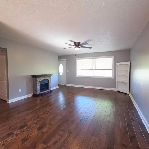 107 Radnor Dr, Zanesville, OH 43701