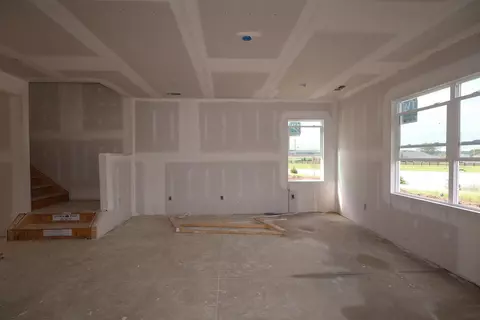 Living - 1015 Dawsons Dr, Hebron, OH 43025 photo 2 of 2