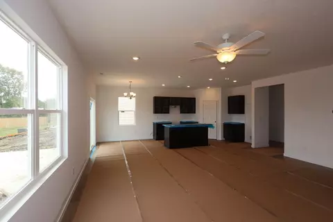 Living - 1015 Dawsons Dr, Hebron, OH 43025 photo 2 of 3