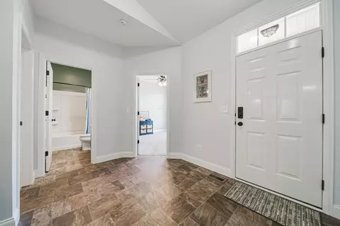 Entry Way - 424 Rolling Acre Dr, Lithopolis, OH 43136 photo 3 of 9