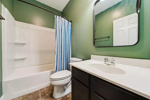 Bath - 424 Rolling Acre Dr, Lithopolis, OH 43136 photo 1 of 5