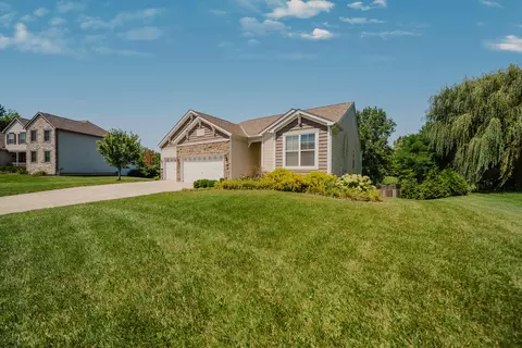 Exterior - 424 Rolling Acre Dr, Lithopolis, OH 43136 photo 2 of 15