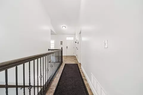 Entry Way - 424 Rolling Acre Dr, Lithopolis, OH 43136 photo 5 of 9