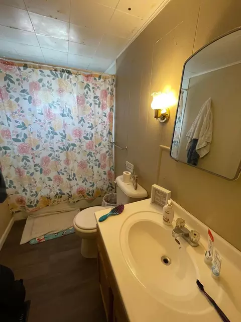 Bath - 201 Logan St, Circleville, OH 43113 photo 1 of 1