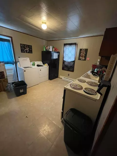 Kitchen - 201 Logan St, Circleville, OH 43113 photo 3 of 4