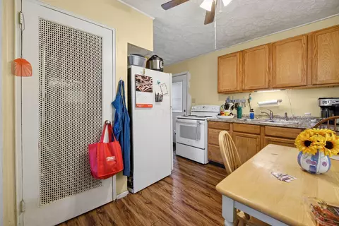 Kitchen - 991 Dimson Dr E, Columbus, OH 43213 photo 2 of 3