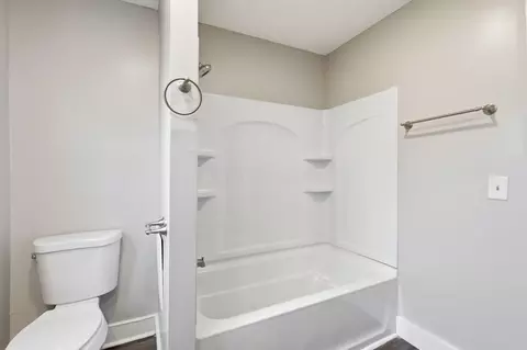 Bath - 490 E Markison Ave, Columbus, OH 43207 photo 6 of 6