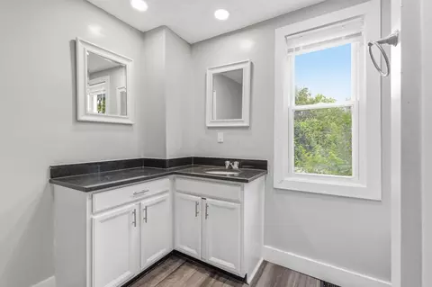 Bath - 490 E Markison Ave, Columbus, OH 43207 photo 4 of 6