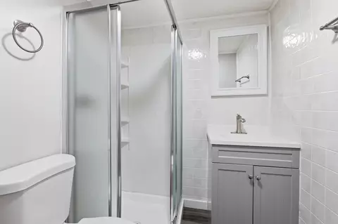Bath - 490 E Markison Ave, Columbus, OH 43207 photo 1 of 6
