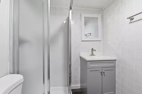 Bath - 490 E Markison Ave, Columbus, OH 43207 photo 2 of 6