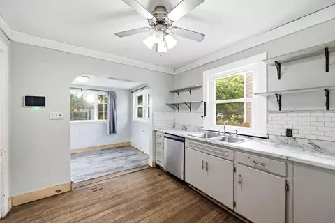 Kitchen - 520 Oak St, Marion, OH 43302 photo 2 of 2