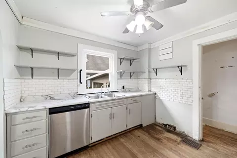 Kitchen - 520 Oak St, Marion, OH 43302 photo 1 of 2