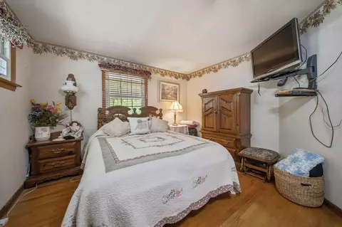 Bedroom - 400 Maple Dr, Columbus, OH 43228 photo 4 of 11