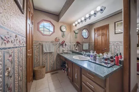 Bath - 400 Maple Dr, Columbus, OH 43228 photo 4 of 5