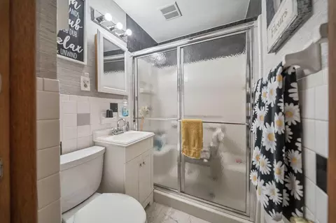 Bath - 400 Maple Dr, Columbus, OH 43228 photo 1 of 5