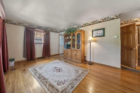 Living - 400 Maple Dr, Columbus, OH 43228 photo 2 of 5
