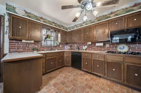 Kitchen - 400 Maple Dr, Columbus, OH 43228 photo 4 of 5