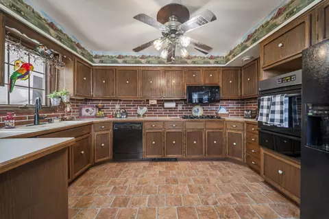 Kitchen - 400 Maple Dr, Columbus, OH 43228 photo 3 of 5