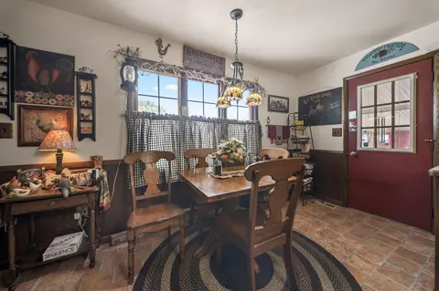 Dining - 400 Maple Dr, Columbus, OH 43228 photo 1 of 4