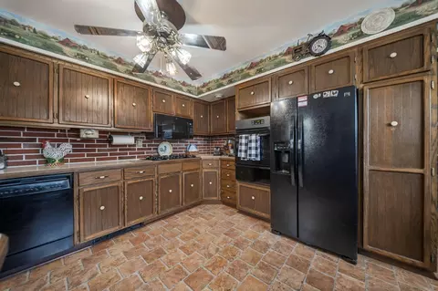 Kitchen - 400 Maple Dr, Columbus, OH 43228 photo 2 of 5