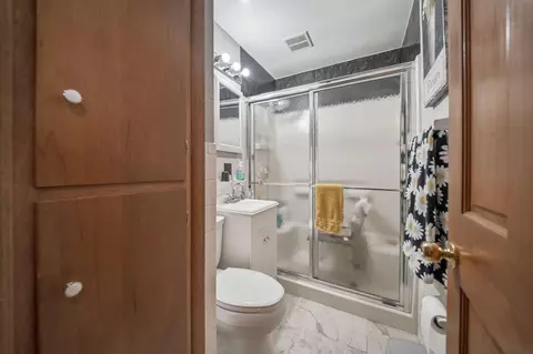 Bath - 400 Maple Dr, Columbus, OH 43228 photo 2 of 5