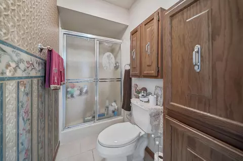 Bath - 400 Maple Dr, Columbus, OH 43228 photo 3 of 5