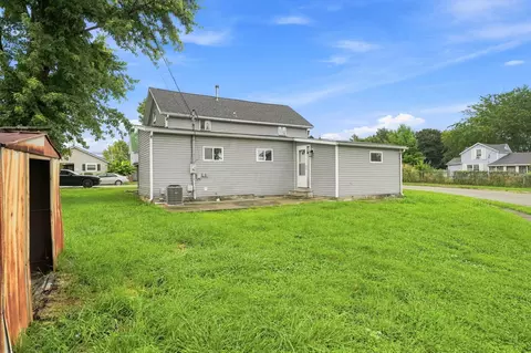 Exterior - 213 Town St, Circleville, OH 43113 photo 2 of 6