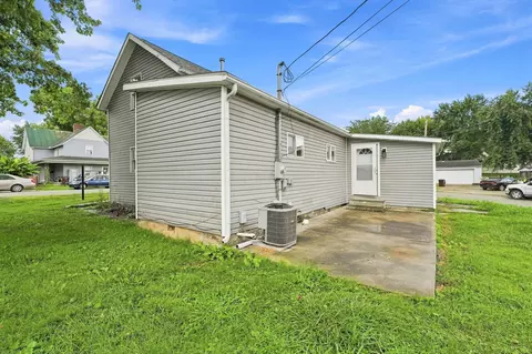 Exterior - 213 Town St, Circleville, OH 43113 photo 5 of 6