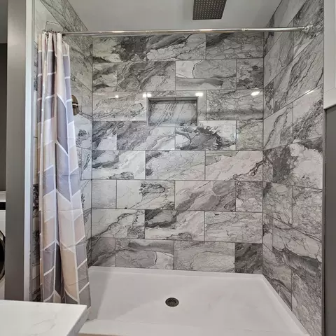Bath - 524 N Spring St, Logan, OH 43138 photo 4 of 6