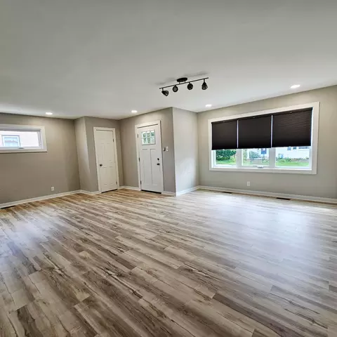Living - 524 N Spring St, Logan, OH 43138 photo 2 of 5