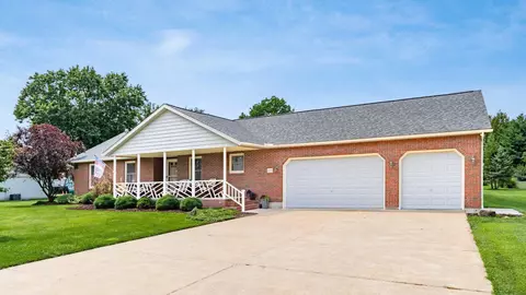 645 Lakeshore Dr W, Hebron, OH 43025