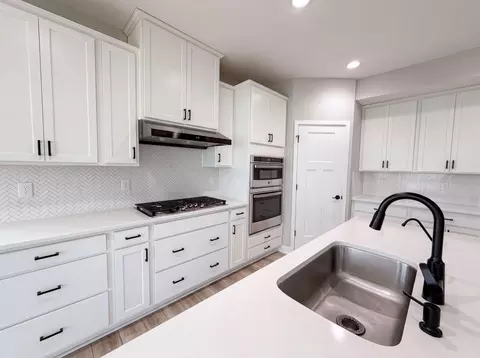 Kitchen - 1601 Cromwill Loop, Delaware, OH 43015 photo 2 of 3