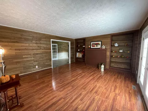 Living - 129 Gale Ct, Circleville, OH 43113 photo 5 of 6