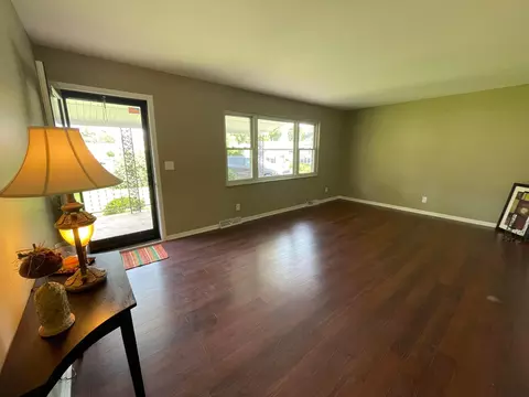 Living - 129 Gale Ct, Circleville, OH 43113 photo 2 of 6