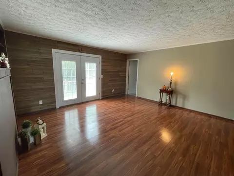 Living - 129 Gale Ct, Circleville, OH 43113 photo 4 of 6