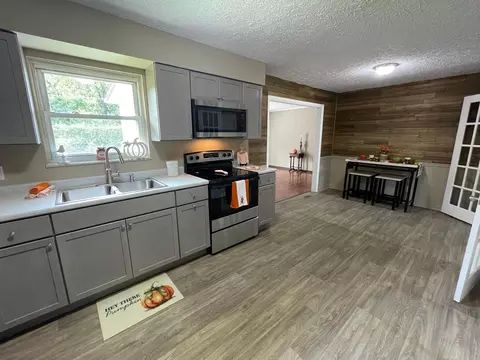 Kitchen - 129 Gale Ct, Circleville, OH 43113 photo 6 of 7