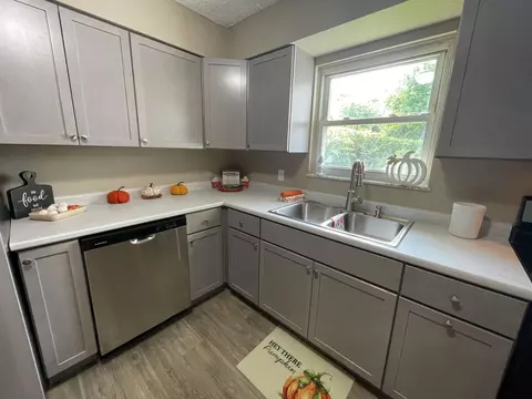 Kitchen - 129 Gale Ct, Circleville, OH 43113 photo 4 of 7