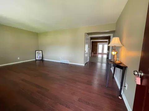 Living - 129 Gale Ct, Circleville, OH 43113 photo 1 of 6