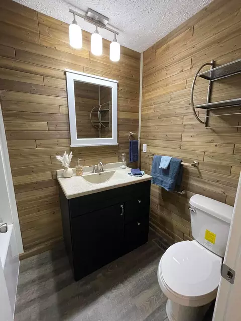 Bath - 129 Gale Ct, Circleville, OH 43113 photo 1 of 5