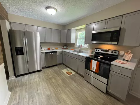 Kitchen - 129 Gale Ct, Circleville, OH 43113 photo 2 of 7