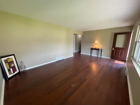 Living - 129 Gale Ct, Circleville, OH 43113 photo 3 of 6