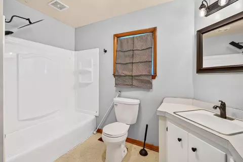 Bath - 744 3rd St, Logan, OH 43138 photo 1 of 1