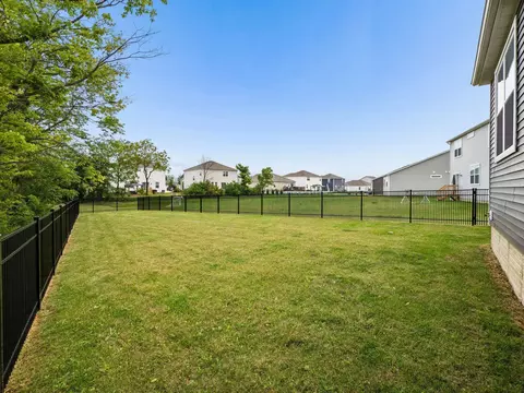 Exterior - 550 Penwell Dr, Delaware, OH 43015 photo 2 of 6
