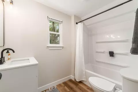 Bath - 556 N Pickaway St, Circleville, OH 43113 photo 3 of 3