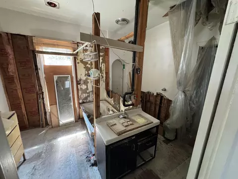 Bath - 29-31 Smith Pl, Columbus, OH 43201 photo 3 of 5