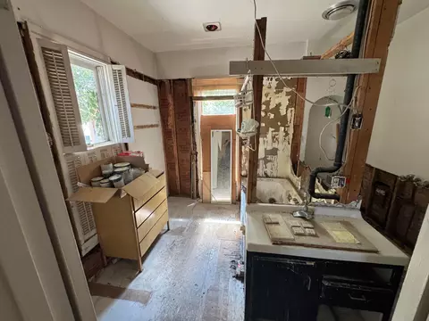 Bath - 29-31 Smith Pl, Columbus, OH 43201 photo 2 of 5