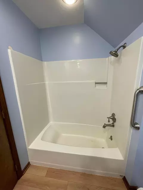 Bath - 19465 Winchester Rd, Circleville, OH 43113 photo 4 of 7
